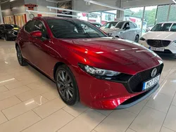 Röd (soul red crystal metallic) Begagnad 2022 Mazda 3 Sky Halvkombi | 249 000 kr (Marknadspris)