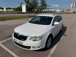 Vit Begagnad 2012 Skoda Superb Elegance Kombi | 79 500 kr (Marknadspris)