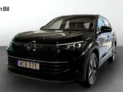 Svart (grenadilla black metallic) Ny 2025 VW Tiguan Life SUV | 577 500 kr (Marknadspris)