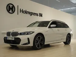 Vit Begagnad 2024 BMW 330e Efficient Dynamics Kombi | 609 900 kr (Marknadspris)