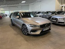 Ljusgrå Begagnad 2023 Volvo V60 Core Kombi | 439 000 kr (Marknadspris)