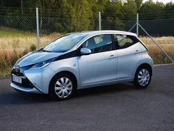 Silver Begagnad 2016 Toyota Aygo X-play Halvkombi | 74 900 kr (Marknadspris)