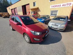 Röd Begagnad 2015 Hyundai i20 Select Halvkombi | 69 000 kr (Marknadspris)