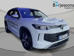 Vit Ny 2025 VW Tayron Life SUV | 569 900 kr (Marknadspris)