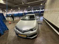 Silver Begagnad 2018 Toyota Auris Hybrid Active Halvkombi | 149 000 kr (Marknadspris)
