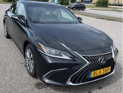 Svart Begagnad 2022 Lexus ES300H Limited Edition Sedan | 280 000 kr (Marknadspris)