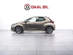 Grön Begagnad 2020 Toyota Yaris Hybrid Active Halvkombi | 194 700 kr (Marknadspris)