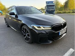 Svart Begagnad 2023 BMW 520 M Sport Kombi | 459 900 kr (Marknadspris)