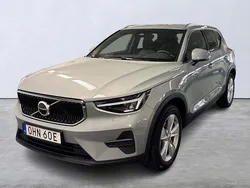 Grå Begagnad 2024 Volvo XC40 Core SUV | 349 900 kr (Marknadspris)