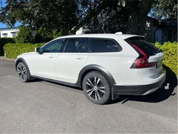 Vit Begagnad 2022 Volvo V90 CC Momentum Kombi | 185 000 kr