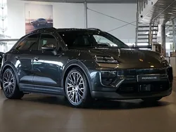 Grå Ny 2025 Porsche Macan 4 Electric SUV | 1 118 600 kr (Bra pris)