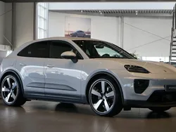 Ljusgrå Begagnad 2024 Porsche Macan 4 Electric SUV | 959 000 kr (Marknadspris)
