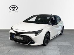 Vit Begagnad 2022 Toyota Corolla Hybrid Sport Halvkombi | 224 900 kr (Marknadspris)