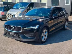Svart Begagnad 2022 Volvo V60 CC Momentum Kombi | 219 900 kr (Bra pris)