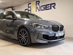 Mörkgrå (grå) Begagnad 2020 BMW M135 Halvkombi | 379 900 kr (Marknadspris)