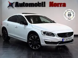 Vit (vit metallic) Begagnad 2017 Volvo S60 CC Summum Sedan | 229 900 kr (Marknadspris)