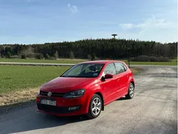 Röd Begagnad 2011 VW Polo Halvkombi | 68 900 kr (Marknadspris)