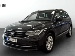 Grå Begagnad 2022 VW Tiguan Life SUV | 299 900 kr (Marknadspris)