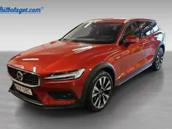 Röd Begagnad 2023 Volvo V60 CC Plus Kombi | 446 900 kr (Marknadspris)