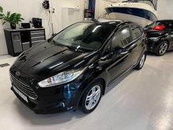 Svart Begagnad 2014 Ford Fiesta Titanium Halvkombi | 89 900 kr (Marknadspris)