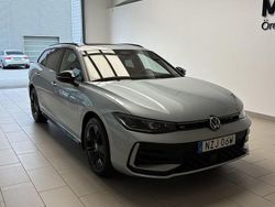 Silver (oyster silver metallic) Ny 2025 VW Passat R-line Kombi | 591 300 kr (Lite dyr)