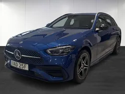 Blå (blue) Begagnad 2023 Mercedes C300e AMG Kombi | 369 900 kr (Marknadspris)