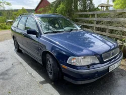 Blå Begagnad 2000 Volvo V40 Kombi | 19 000 kr