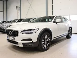 Vit Begagnad 2019 Volvo V90 CC Momentum Kombi | 359 900 kr (Marknadspris)