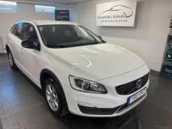 Vit Begagnad 2017 Volvo V60 CC Momentum Kombi | 138 900 kr (Marknadspris)