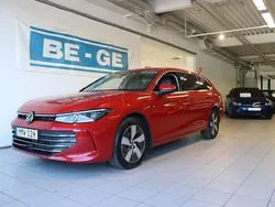 Röd Begagnad 2024 VW Passat Business Kombi | 359 900 kr (Marknadspris)