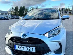 Silver Begagnad 2020 Toyota Yaris Hybrid Active Halvkombi | 169 000 kr (Marknadspris)
