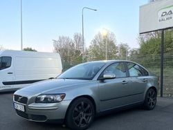 Ljusgrön Begagnad 2006 Volvo S40 Kinetic Sedan | 39 900 kr (Dyr)