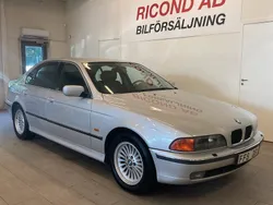 Ljusgrå Begagnad 1999 BMW 540 Sedan | 119 900 kr