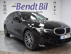 Svart solid Begagnad 2025 BMW 330e Shadowline Kombi | 484 500 kr