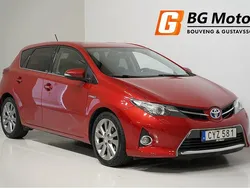 Mörkröd Begagnad 2014 Toyota Auris Hybrid Edition Halvkombi | 124 600 kr (Marknadspris)