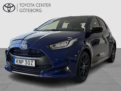 Mörkblå (blå) Begagnad 2022 Toyota Yaris Hybrid Style Halvkombi | 234 900 kr (Marknadspris)