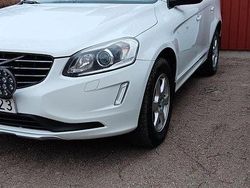 Vit Begagnad 2014 Volvo XC60 Momentum SUV | 100 000 kr (Bra pris)