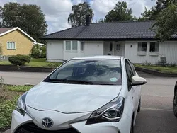 Vit Begagnad 2020 Toyota Yaris Hybrid Active Halvkombi | 145 000 kr (Bra pris)