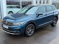Mörkblå Begagnad 2022 VW Tiguan Elegance SUV | 299 800 kr (Bra pris)