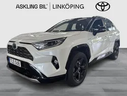 Vit Begagnad 2021 Toyota RAV4 Hybrid Style SUV | 399 000 kr (Marknadspris)