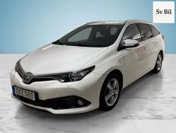 Vit Begagnad 2017 Toyota Auris Hybrid Active Kombi | 139 500 kr (Bra pris)