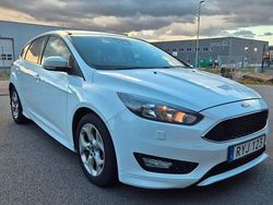 Vit Begagnad 2016 Ford Focus ST-Line Halvkombi | 84 900 kr (Marknadspris)