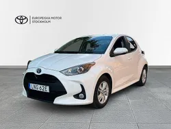 Vit Begagnad 2022 Toyota Yaris Hybrid Active Halvkombi | 209 900 kr (Marknadspris)