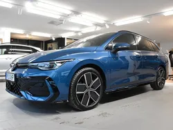 Blå (anemone blue metallic) Ny 2024 VW Golf VIII R-line Kombi | 360 900 kr (Bra pris)