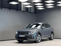Mörkgrå Begagnad 2023 VW Tiguan R-line SUV | 389 900 kr (Marknadspris)