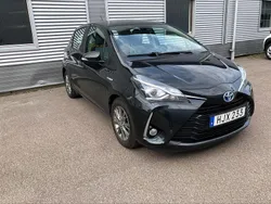 Svart Begagnad 2018 Toyota Yaris Hybrid Halvkombi | 144 900 kr (Marknadspris)