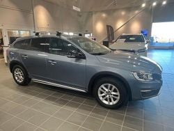 Ljusblå (blå) Begagnad 2016 Volvo V60 CC Business Edition Kombi | 169 500 kr (Marknadspris)