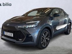 Mörkgrå Begagnad 2024 Toyota C-HR Executive SUV | 439 900 kr (Marknadspris)