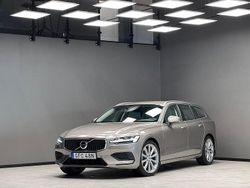 Grå Begagnad 2020 Volvo V60 Momentum Kombi | 319 900 kr (Marknadspris)