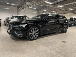 Svart Begagnad 2021 Volvo V60 Kombi | 324 900 kr (Marknadspris)